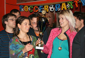 Die Damen der Furia bestaunen stolz den Siegerpokal.