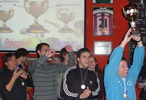 Ivan (Maradona Neapolis) und seine Mitspieler präsentieren voll Freude den Striezel Cup
